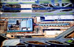 Imatge aèria de l'aeroport del Prat on es pot veure en la part dreta la nova plataforma d'estacionament d'aeronaus que ha entrat en servei